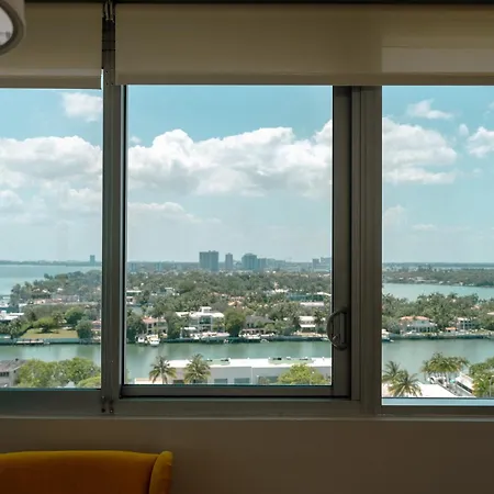 Monte Carlo Miami Beach Room photo